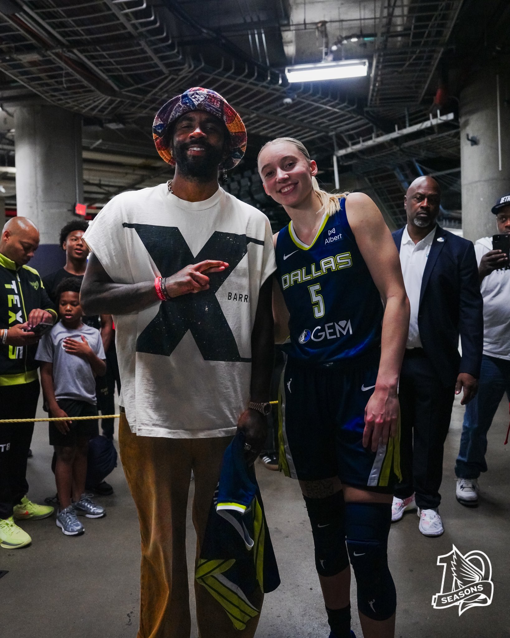 半岛体育-🤩最爱球员来看自己比赛！佩奇赛后与偶像欧文合影&amp;拥抱致意