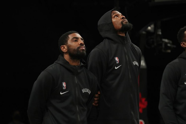 半岛体育-6年前的今天：杜兰特、欧文决定携手加盟篮网