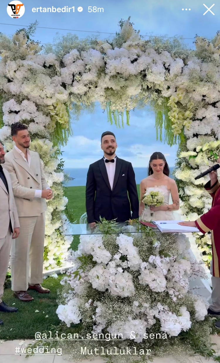 半岛体育-申京参加哥哥阿里坎的婚礼💐🤍 兄弟俩晒的自拍超像双胞胎