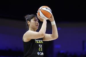 半岛体育-李月汝谈到：希望我能继续保持命中手感 为球队带来更多的胜利