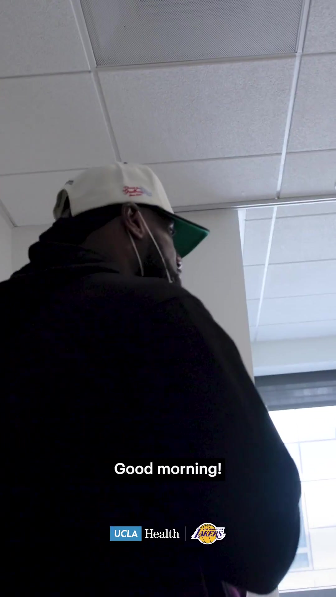 半岛体育官网-回馈社区！湖人官推晒詹姆斯前往UCLA健康中心看望病人