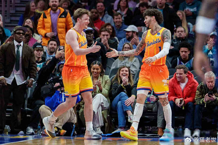 半岛体育官网-黄蜂三分线外暗流涌动，两人抢破头却没人喊加油|罗齐尔|鲍尔|三分球|波士顿凯尔特人队|特里-罗齐尔_新浪体育_新浪新闻
